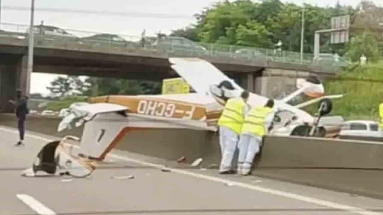 Aircraft Crash | పారిస్‌ నడిరోడ్డుపై కూలిన విమానం.. ముగ్గురు మృతి