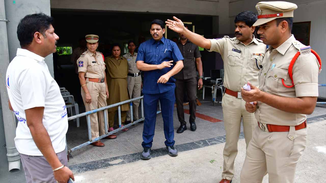 Jammikunta ZPTC | దళిత జడ్పీటీసీకి ఘోర అవమానం.. జమ్మికుంట జడ్పీటీసీని గేటు వద్దే అడ్డుకున్న పోలీసులు