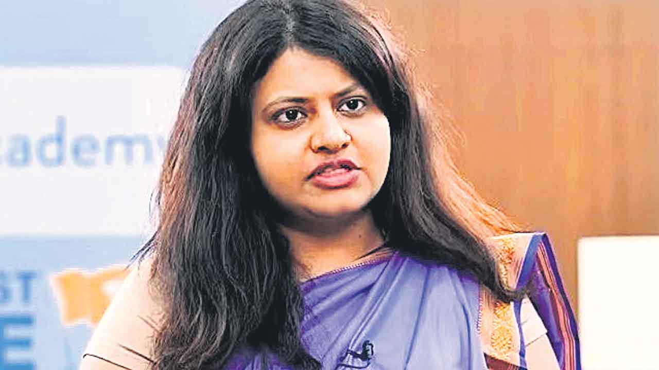 Pooja Khedkar  ట్రైనీ ఐఏఎస్ పూజా ఖేద్కర్ వ్యవహారంలో కీలక పరిణామం.. ఆమె శిక్షణ నిలుపుదల