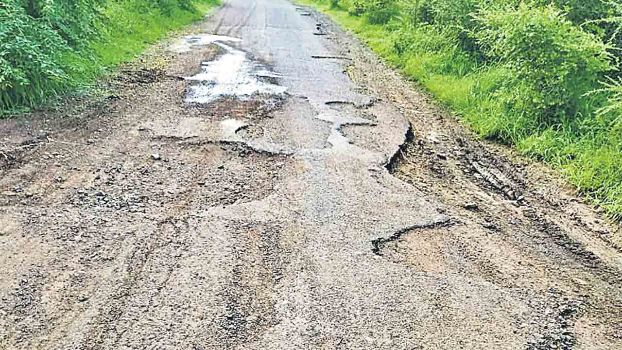 గుంతలమయంగా రోడ్డు