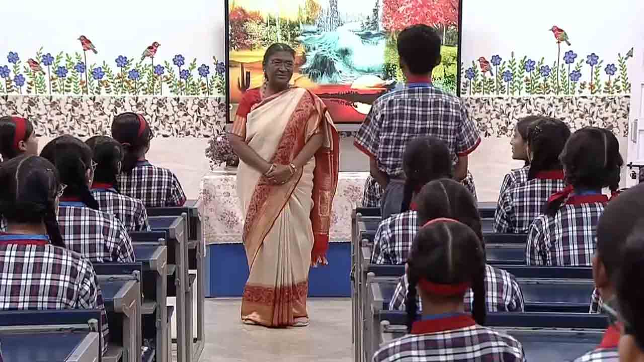 Droupadi Murmu | పంతులమ్మ అవతారమెత్తిన రాష్ట్రపతి ద్రౌపది ముర్ము.. VIDEO