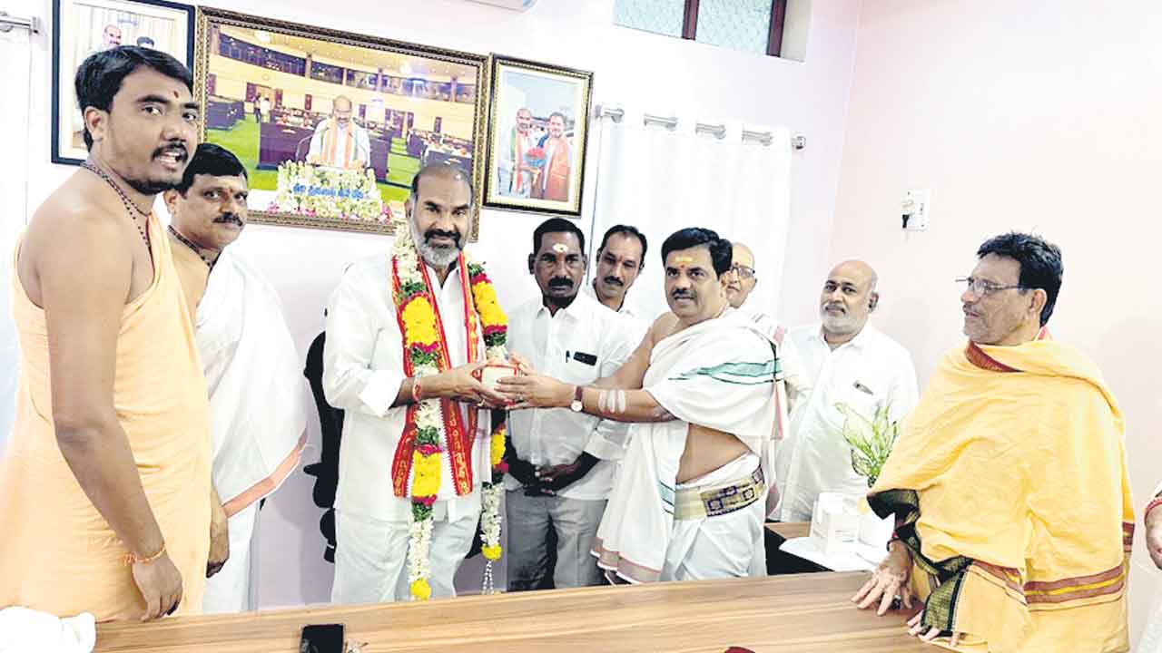 అర్చక బదిలీలకు బ్రేక్‌!