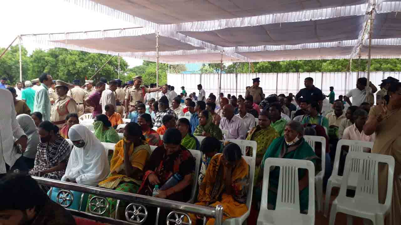 Prisoners release | చర్లపల్లి జైలు దగ్గర కోలాహలం.. 213 మంది ఖైదీలు విడుదల