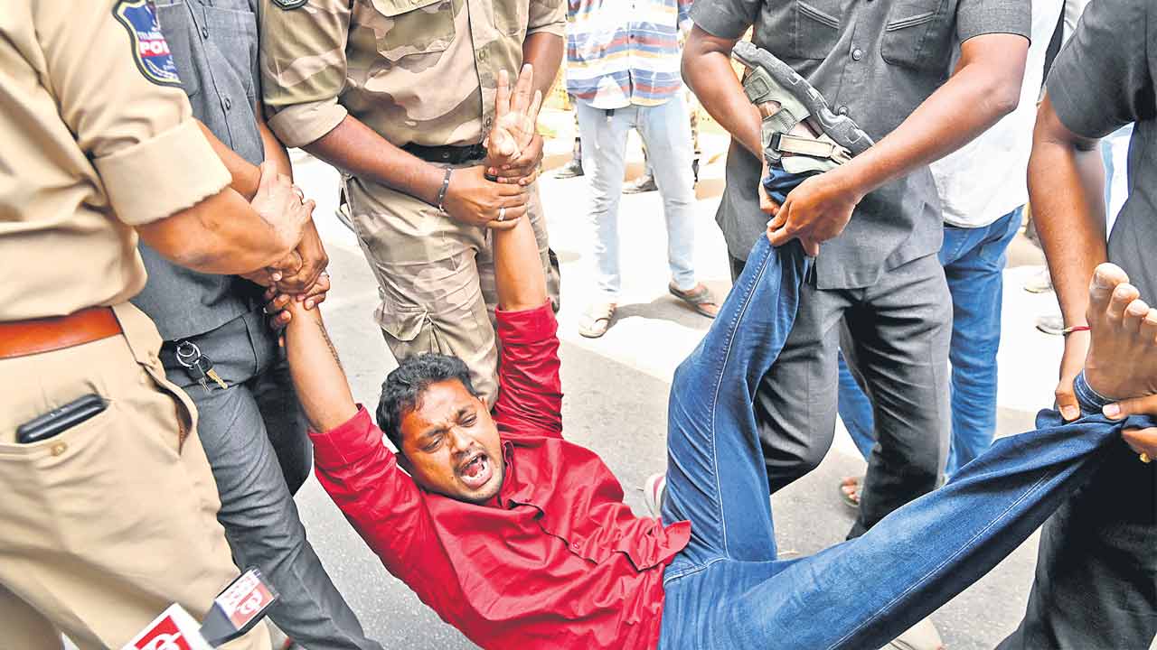 నిరుద్యోగులపై దమనకాండ