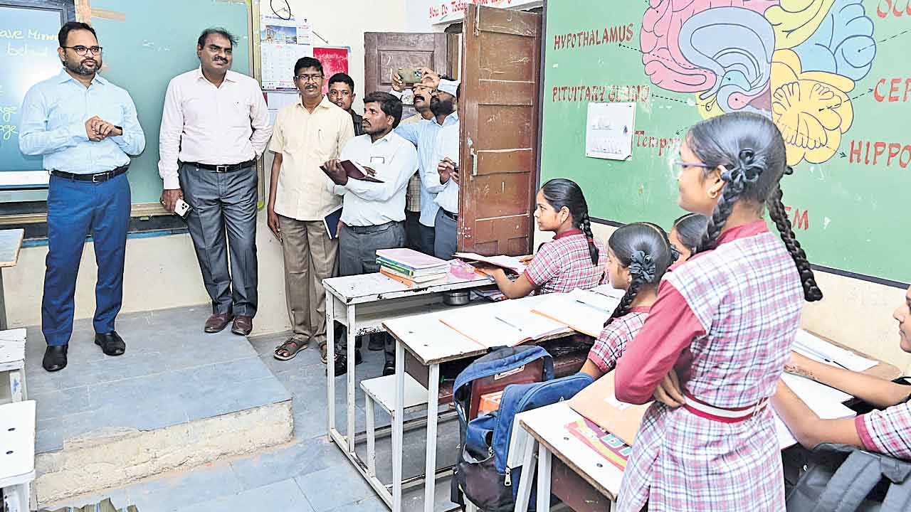 కష్టపడి చదవాలి..