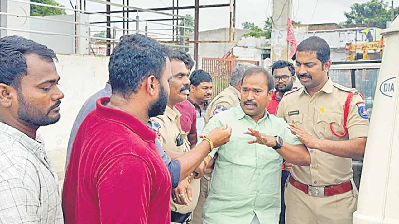 నిర్బంధకాండ..