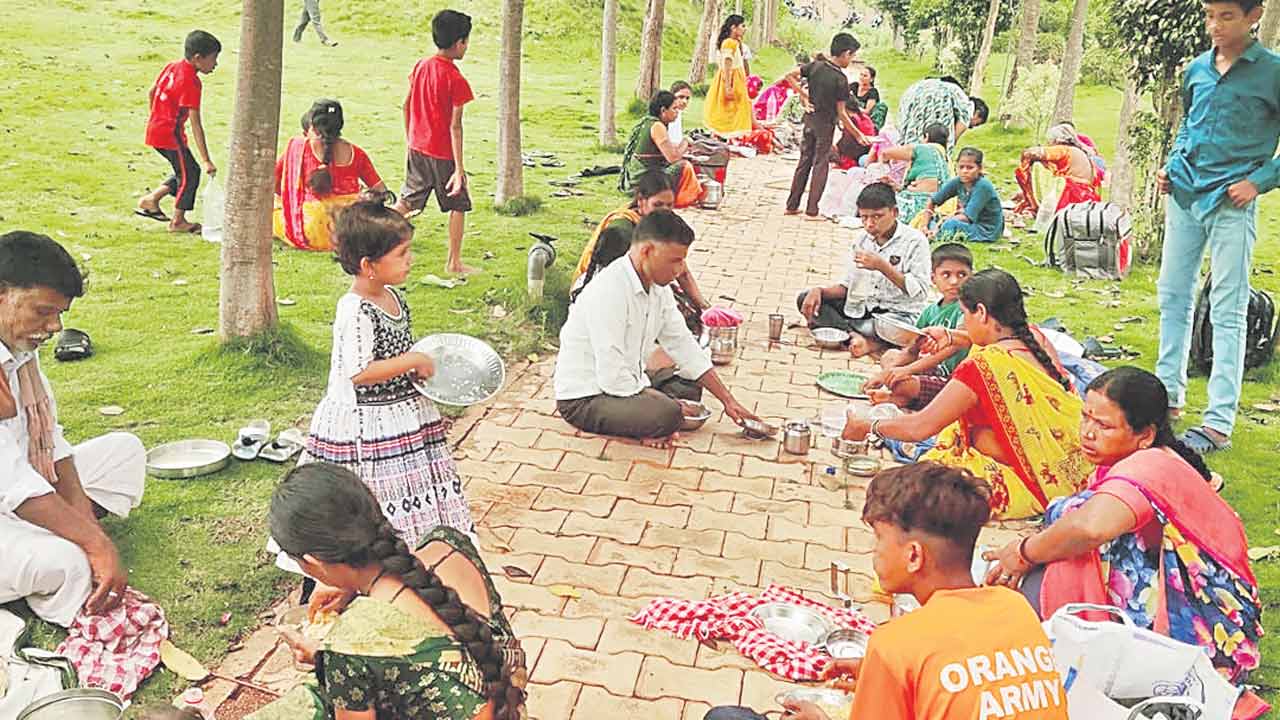 ఇంటిల్లిపాది.. ప్రజావాణికి వచ్చి..