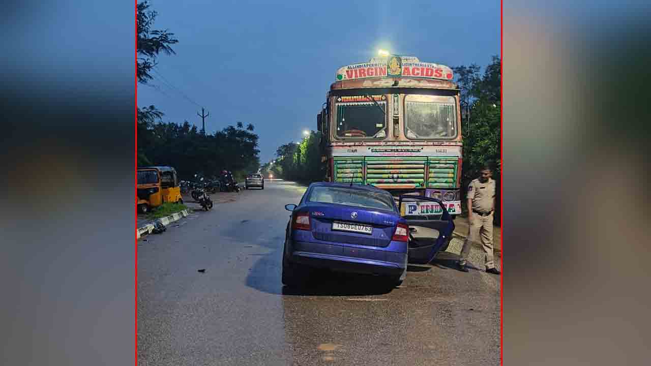 Road accident | ఓఆర్‌ఆర్‌ వద్ద ఘోర రోడ్డు ప్రమాదం.. ముగ్గురు విద్యార్థులు మృతి