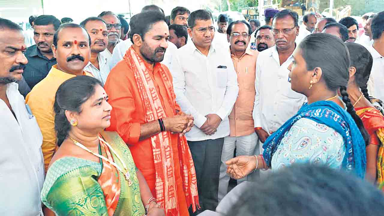 స్కూటీలేవీ? తులం బంగారమేదీ?