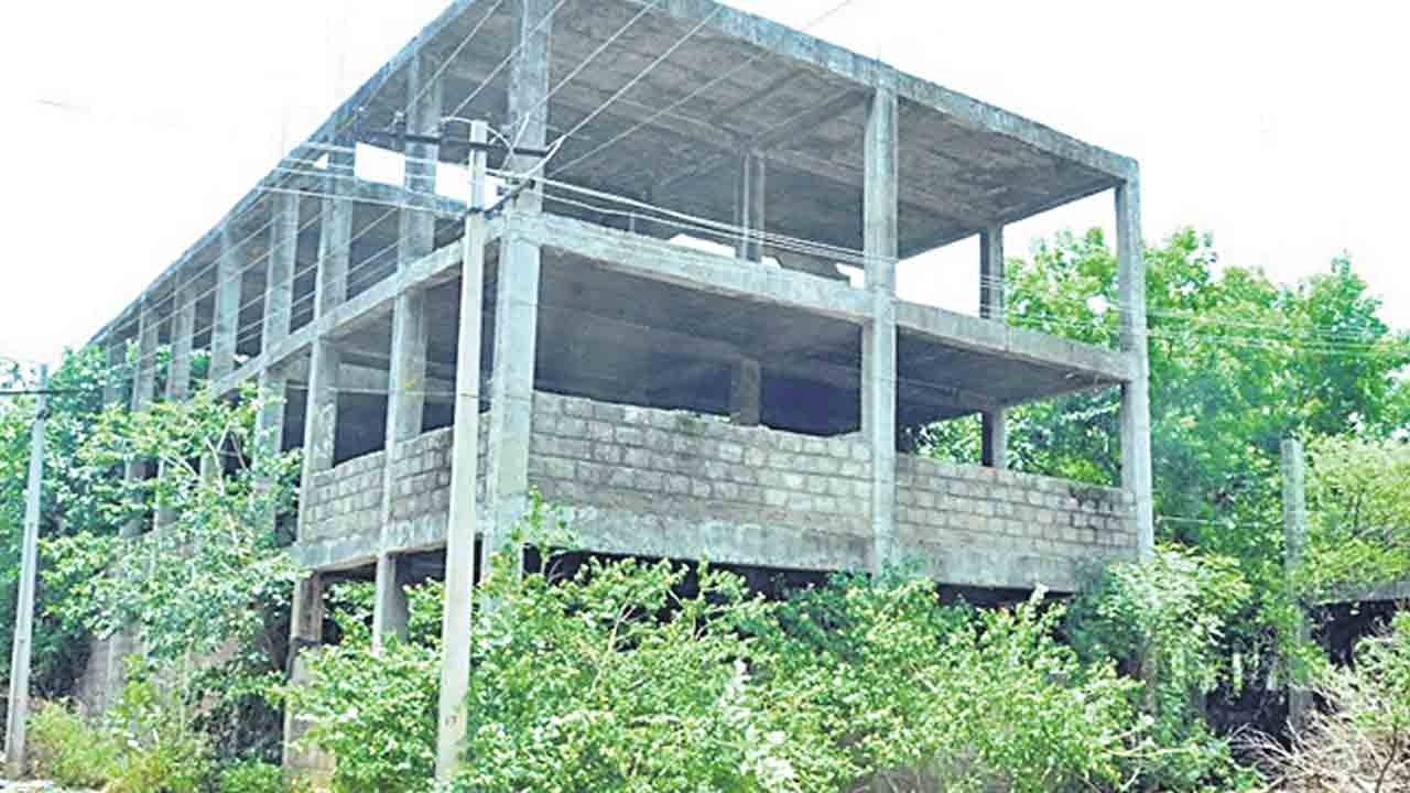 గృహకల్ప ఫ్లాట్లకు మోక్షమెప్పుడో..!