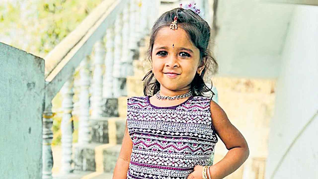 తలకు పెన్ను గుచ్చుకున్న చిన్నారి మృతి
