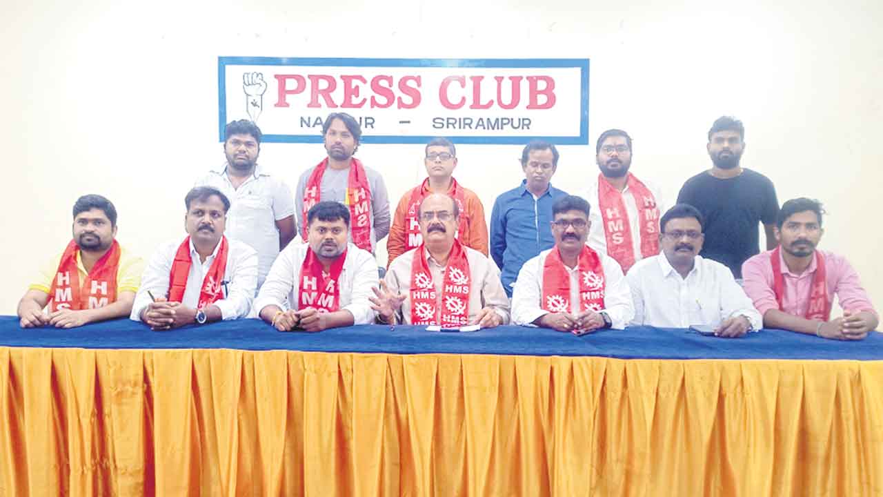 అధికారులను సస్పెండ్‌ చేయాలి