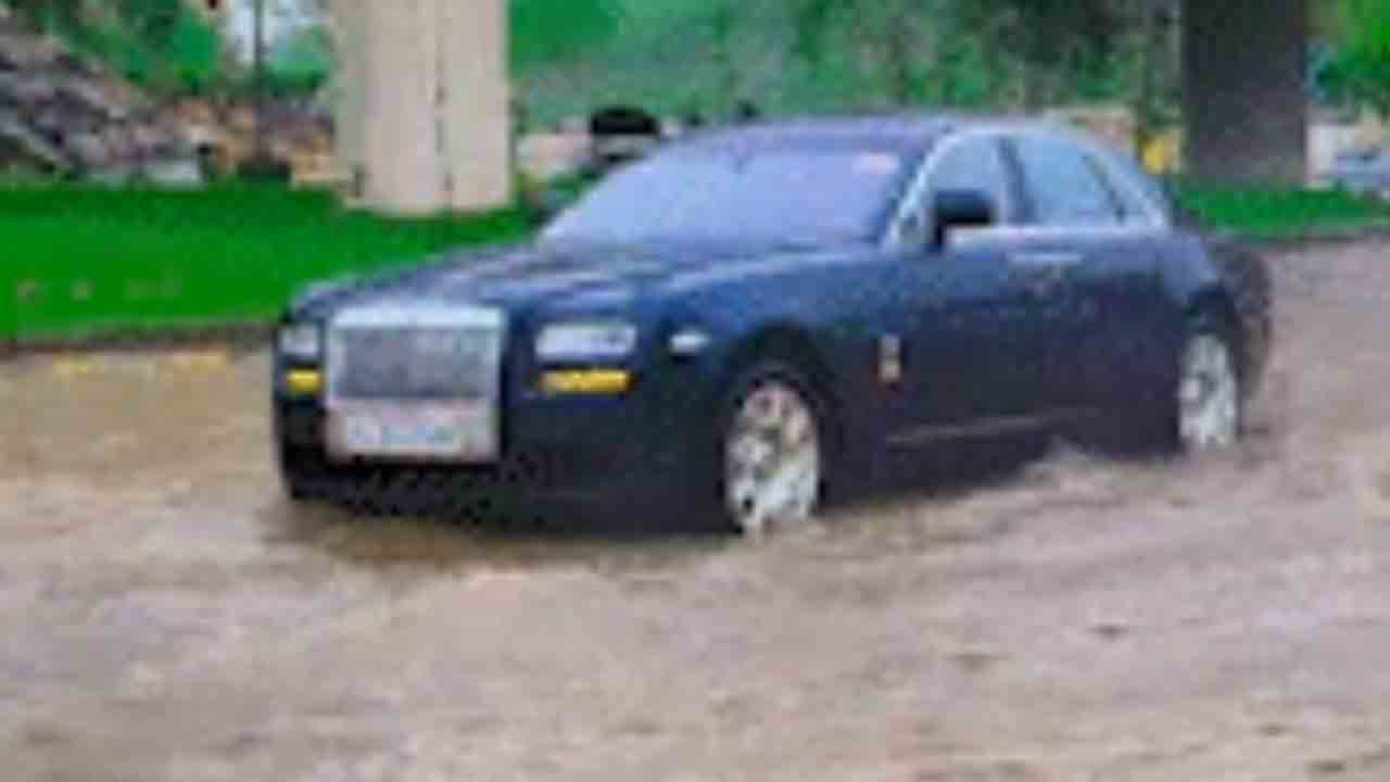 Rolls Royce Ghost | వరద నీటిలో ఆగిపోయిన ఖరీదైన రోల్స్‌ రాయిస్‌ ఘోస్ట్‌.. షాకవుతున్న నెటిజన్లు.. Video Viral
