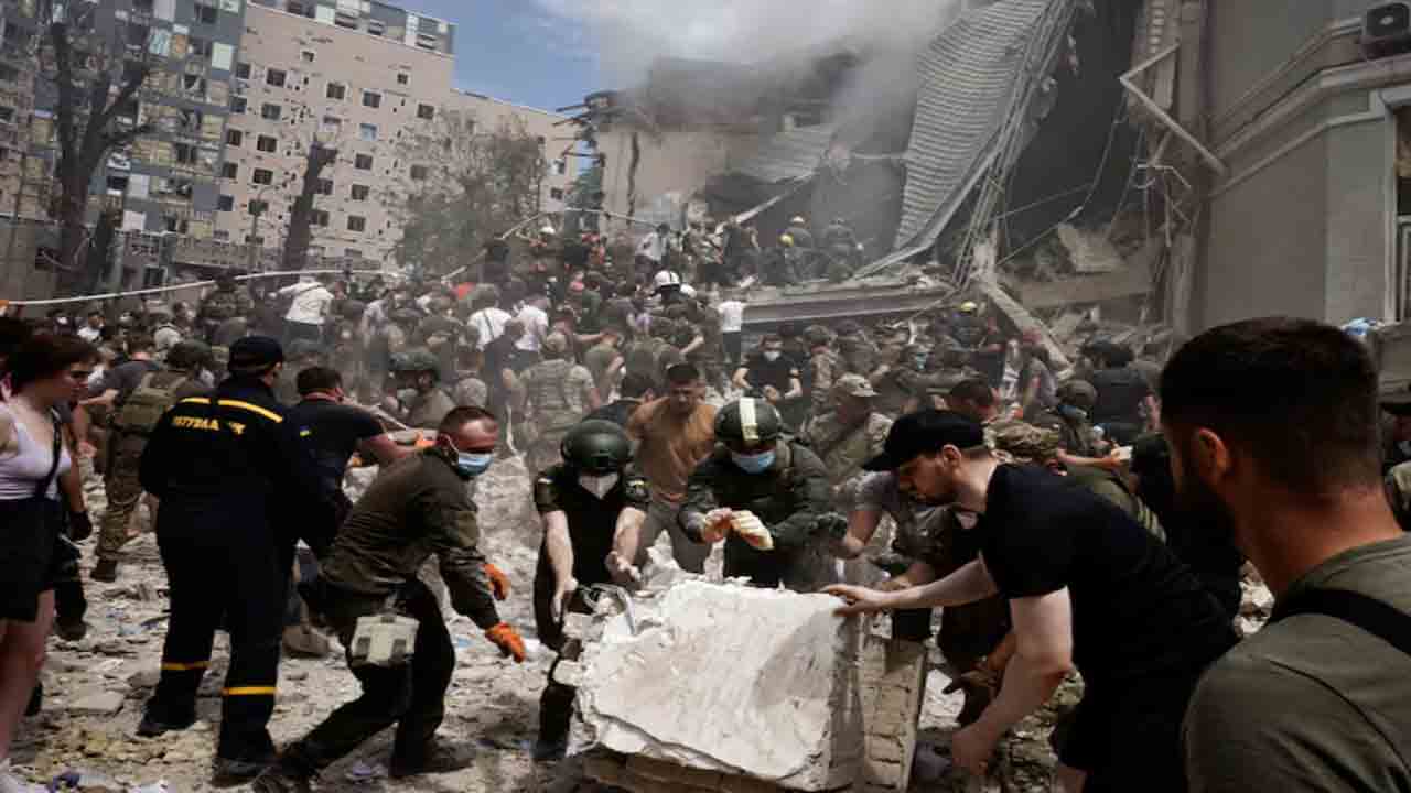 Russian missile attack | ఉక్రేయిన్‌లో పిల్లల ఆసుపత్రిపై క్షిపణులతో రష్యా దాడి.. 20 మందికిపైగా మృతి