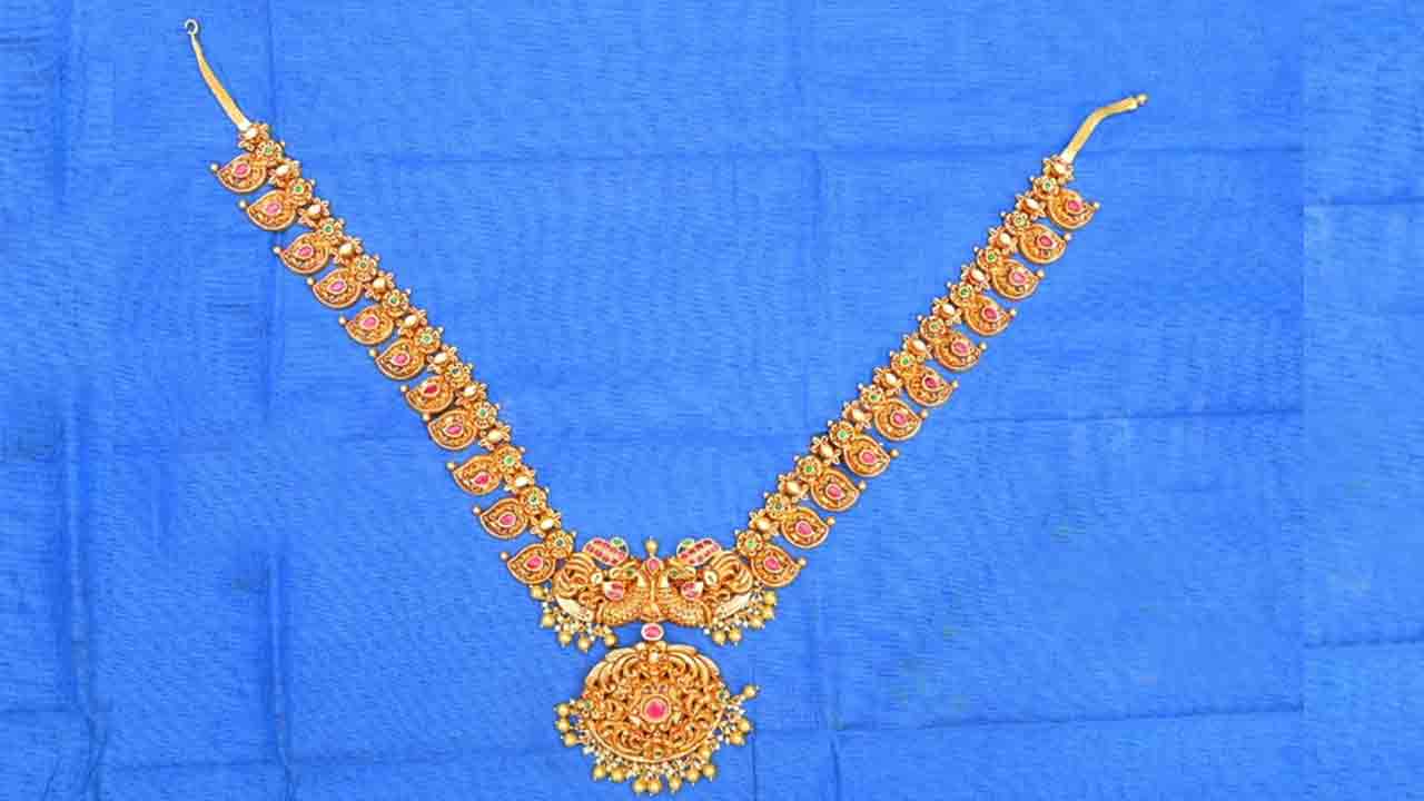 Srisailam | భ్రమరాంబదేవి అమ్మవారికి హైదరాబాద్ వాసి బంగారం హారం విరాళం..!