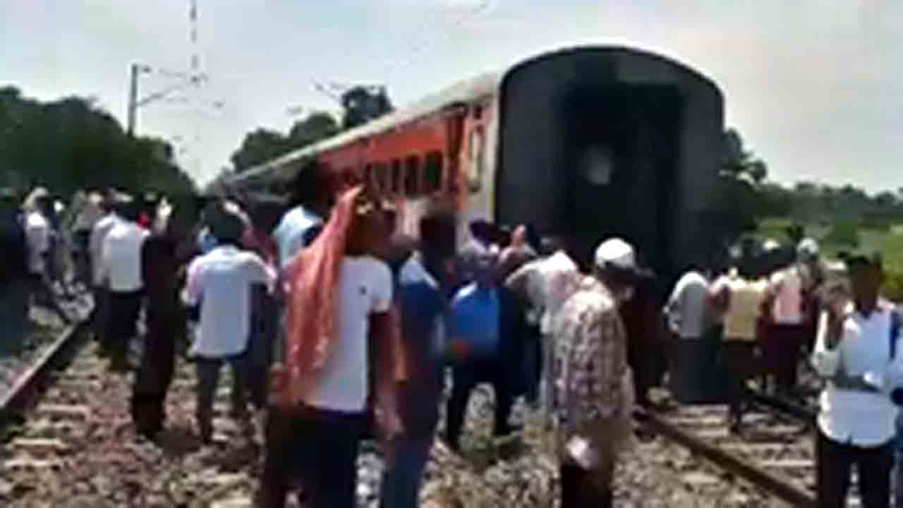 Sampark Kranti Express | సంపర్క్‌ క్రాంతి ఎక్స్‌ప్రెస్‌ రైలుకు తప్పిన పెను ప్రమాదం