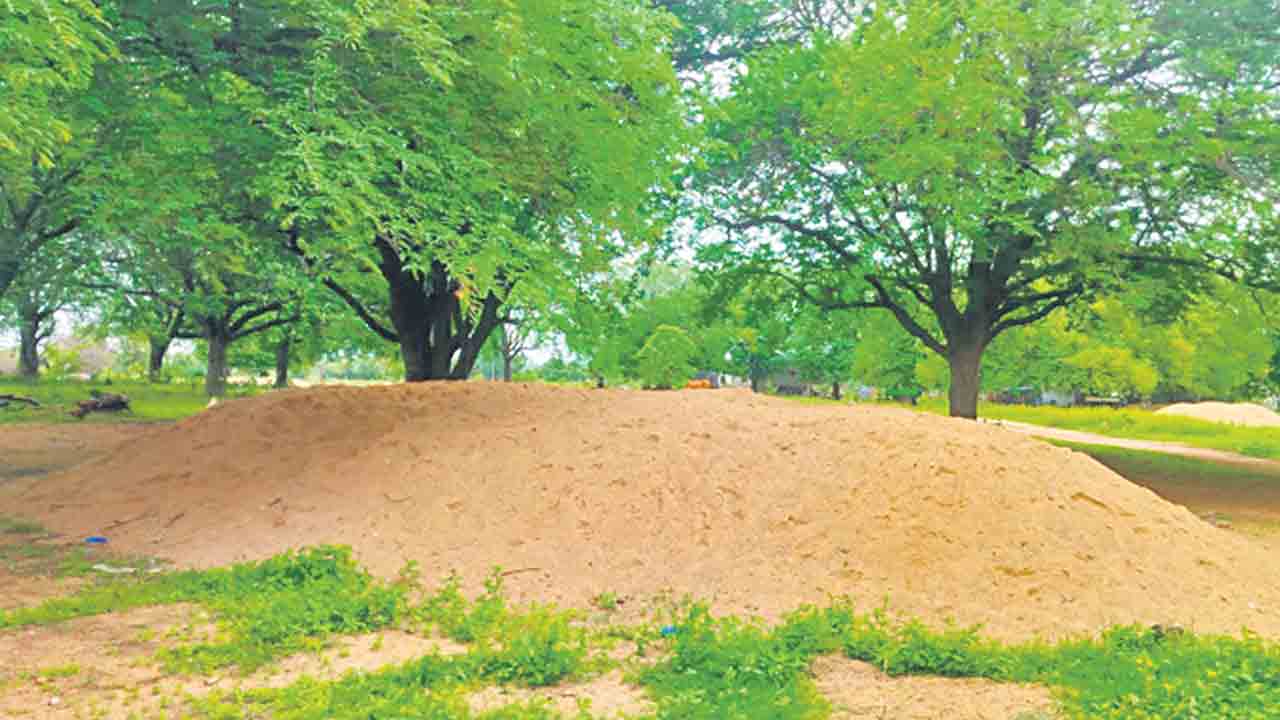 మూడు డంపులు..ఆరు ట్రాక్టర్లు