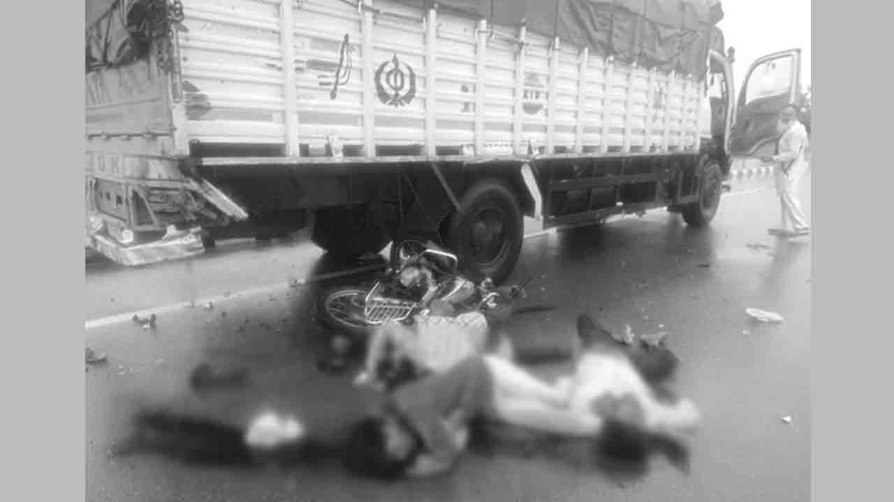 Sangareddy | లారీని ఢీకొట్టిన బైక్‌.. ముగ్గురు యువకులు దుర్మరణం