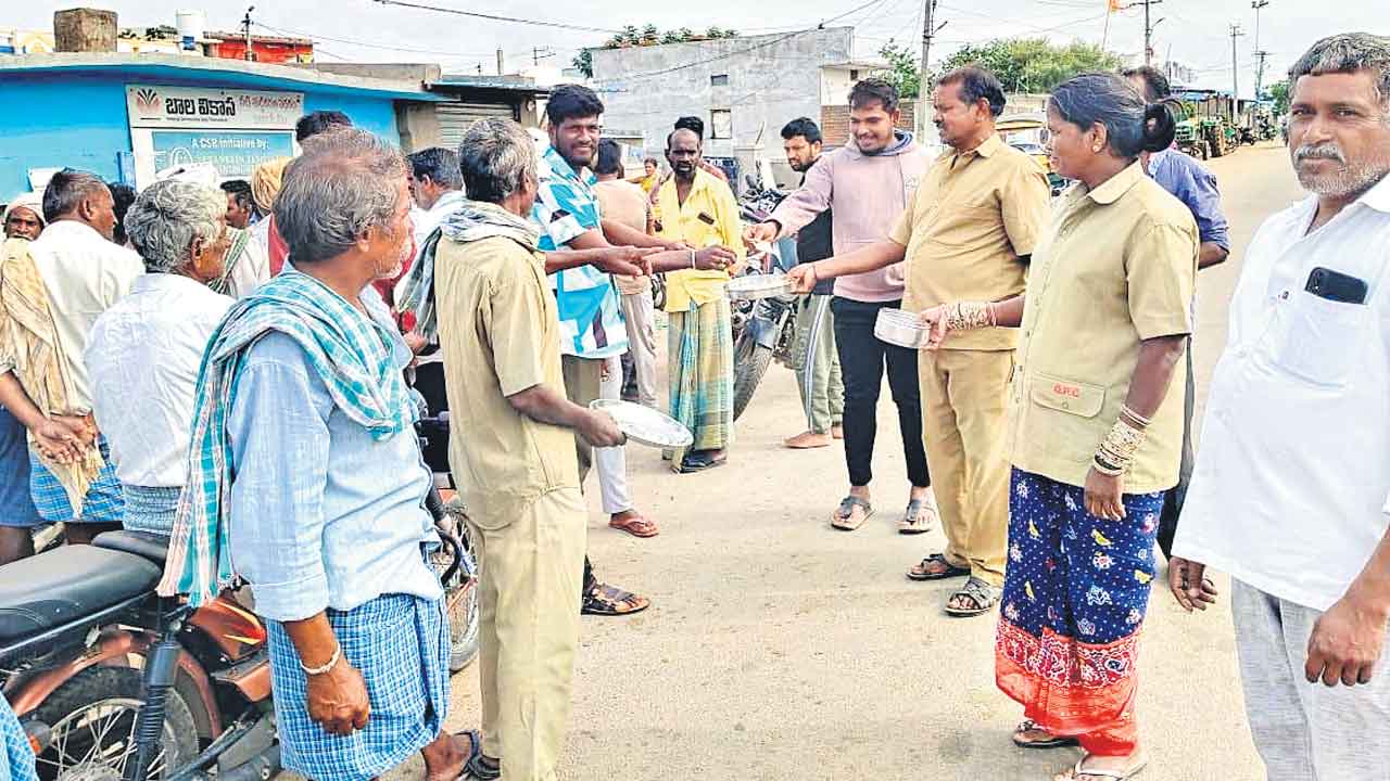 జీతాలు లేక పారిశుద్ధ్య కార్మికుల భిక్షాటన