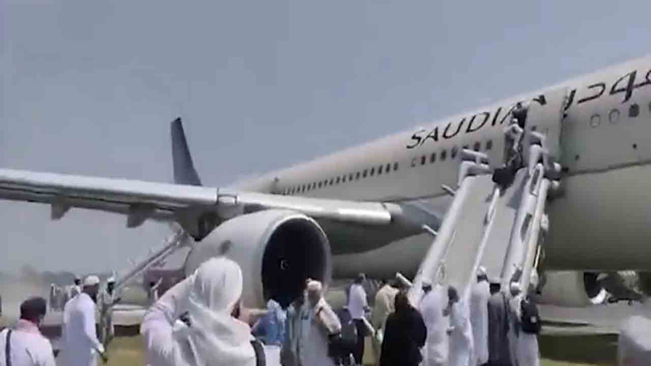 Saudi flight catches fire | ల్యాండ్‌ అవుతుండగా.. సౌదీ ఎయిర్‌లైన్స్‌ విమానంలో మంటలు, పొగలు