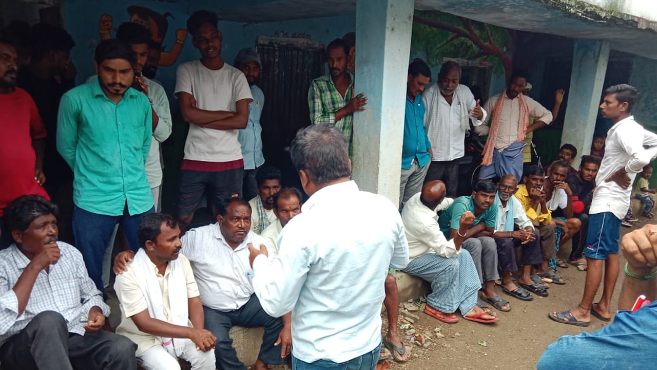 Lock to School | విద్యార్థులకు ముందే బండబూతులు తిట్టుకున్న హెచ్‌ఎంలు.. ప్రభుత్వ బడికి తాళం వేసిన గ్రామస్తులు..!