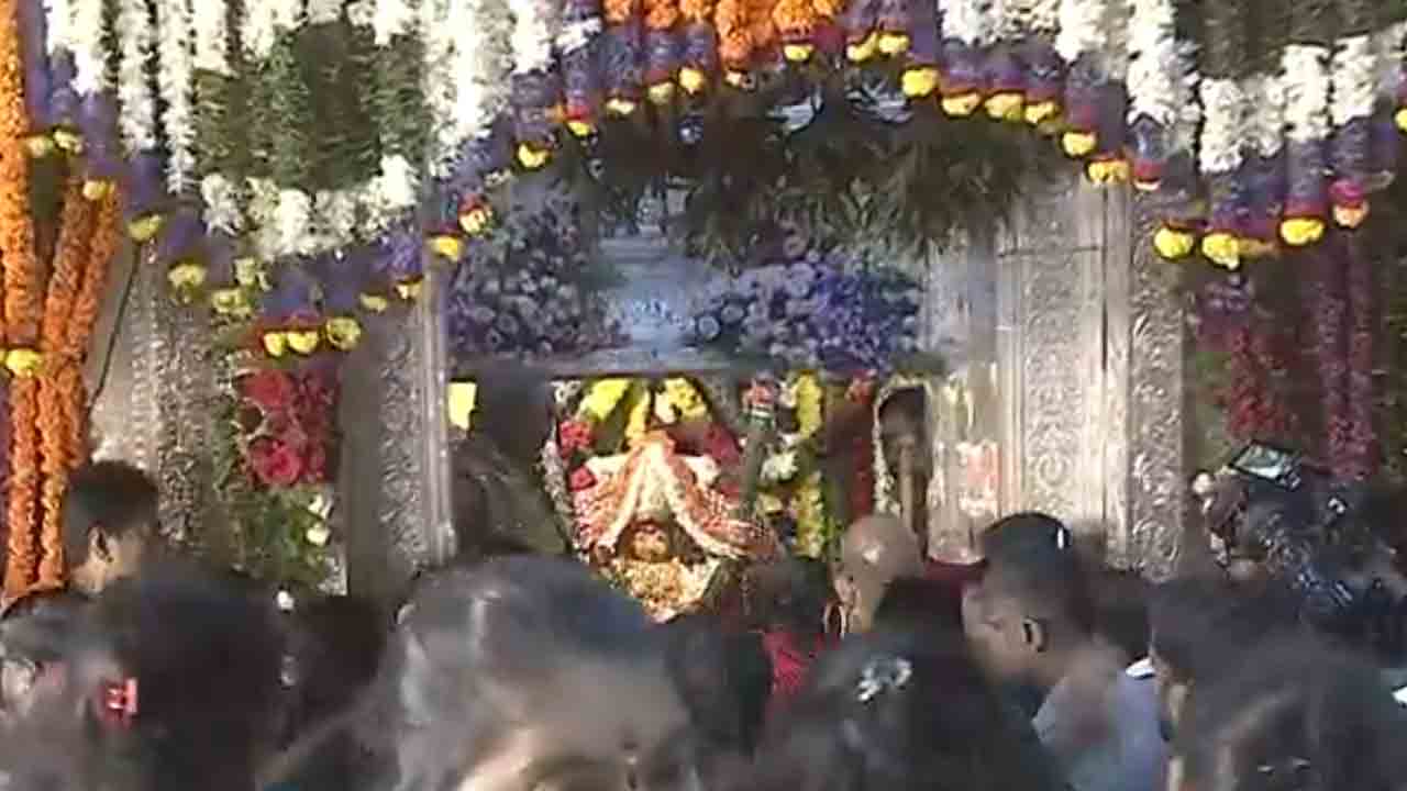 Ujjaini Mahankali Bonalu | ఘనంగా ఉజ్జయిని మహంకాళి భోనాలు.. తొలి బోనం సమర్పించిన మంత్రి పొన్నం