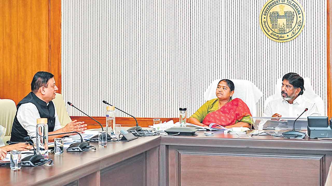 గ్రామీణ నిరుద్యోగులపై దృష్టి పెట్టండి