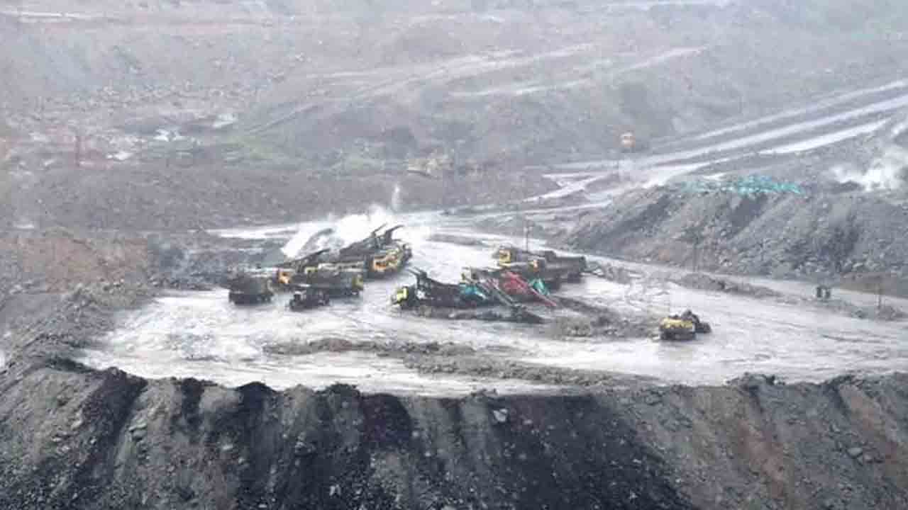 Heavy Rains | ఓపెన్‌కాస్ట్‌ గనుల్లోకి చేరిన నీరు.. సింగరేణిలో నిలిచిన బొగ్గు ఉత్పత్తి