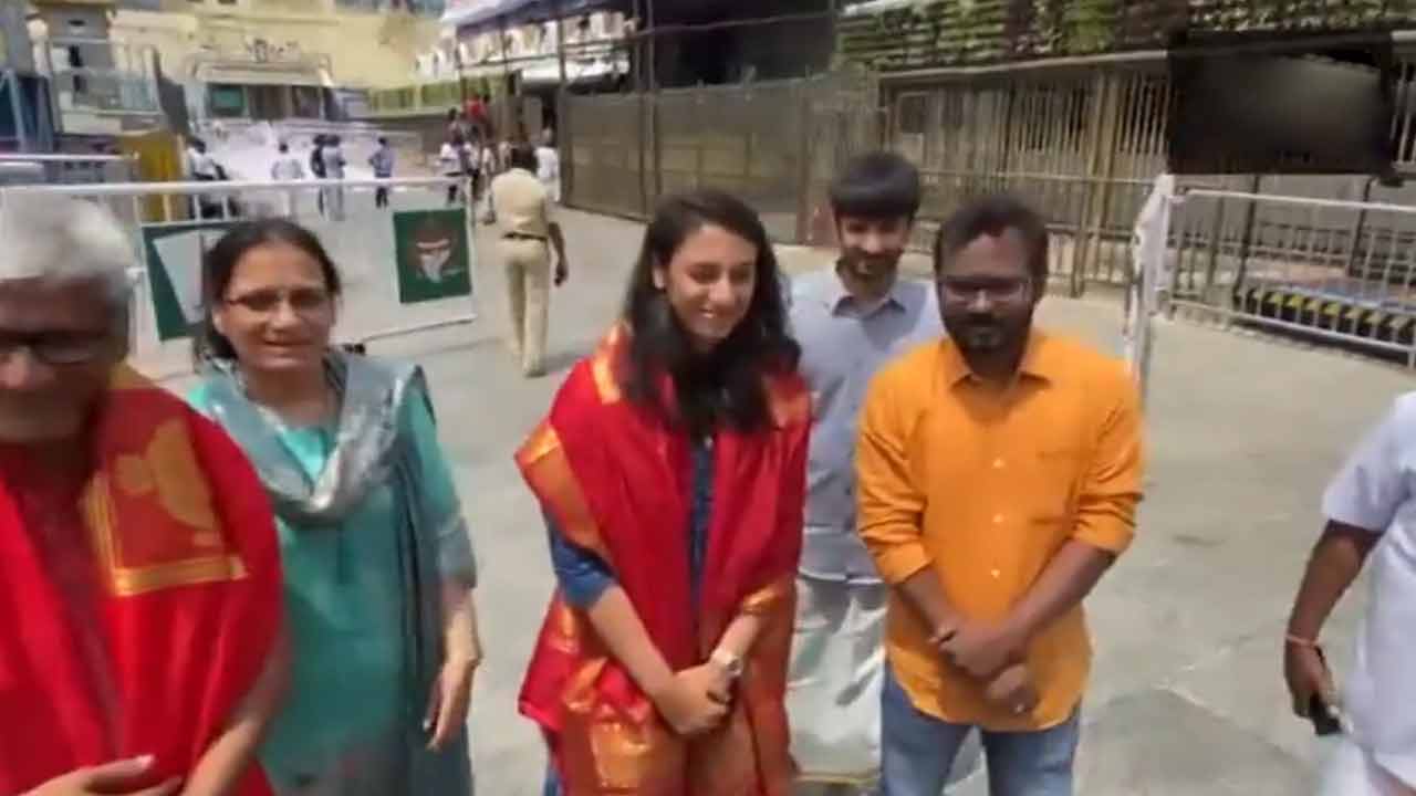 Smriti Mandhana | కుటుంబసమేతంగా తిరుమల శ్రీవారిని దర్శించుకున్న స్మృతి మందాన.. Video