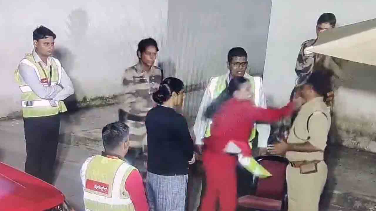SpiceJet Staff Slapped Jawan | సీఐఎస్‌ఎఫ్‌ అధికారి చెంపపై కొట్టిన.. స్పైస్‌జెట్ మహిళా సిబ్బంది