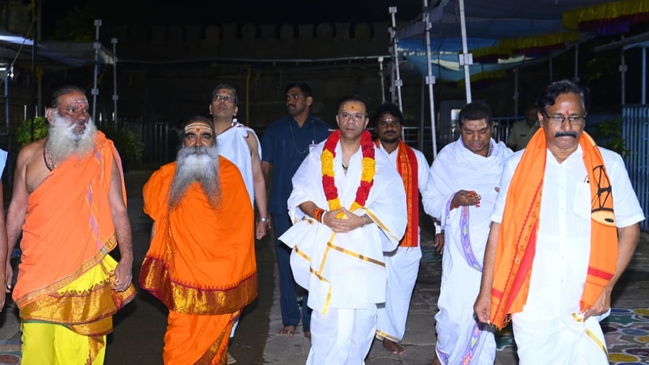 Srisailam | శ్రీశైలం మల్లన్న-భ్రమరాంబ సేవలో ప్రముఖులు..