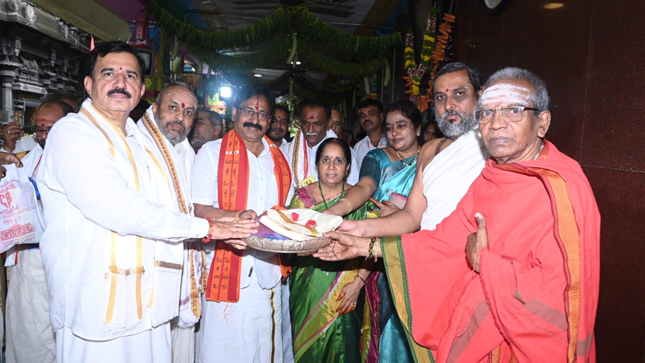 Srisailam | విజయవాడ కనకదుర్గమ్మకు.. శ్రీశైల భ్రమరాంబ సారె