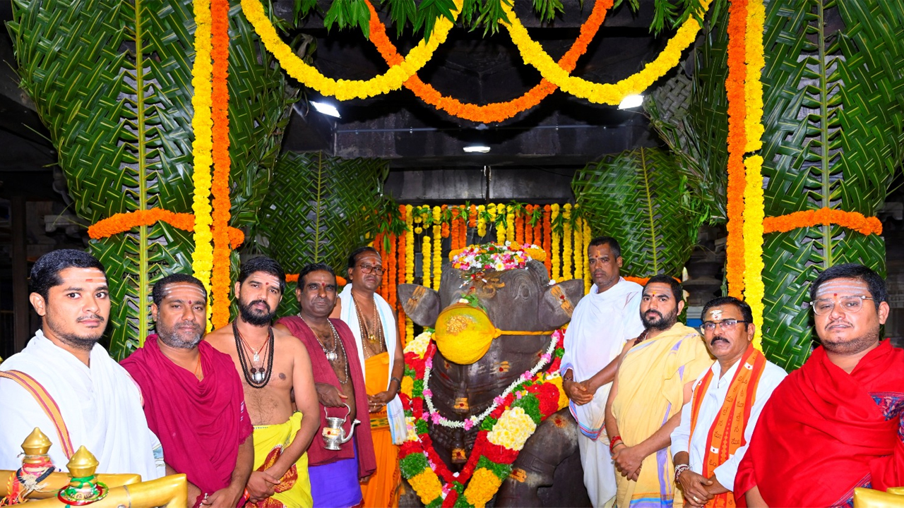 Srisailam Temple | శ్రీశైలంలో ఘనంగా త్రయోదశి పూజలు.. శనగల బసవన్నకు సర్కారీ సేవ..!