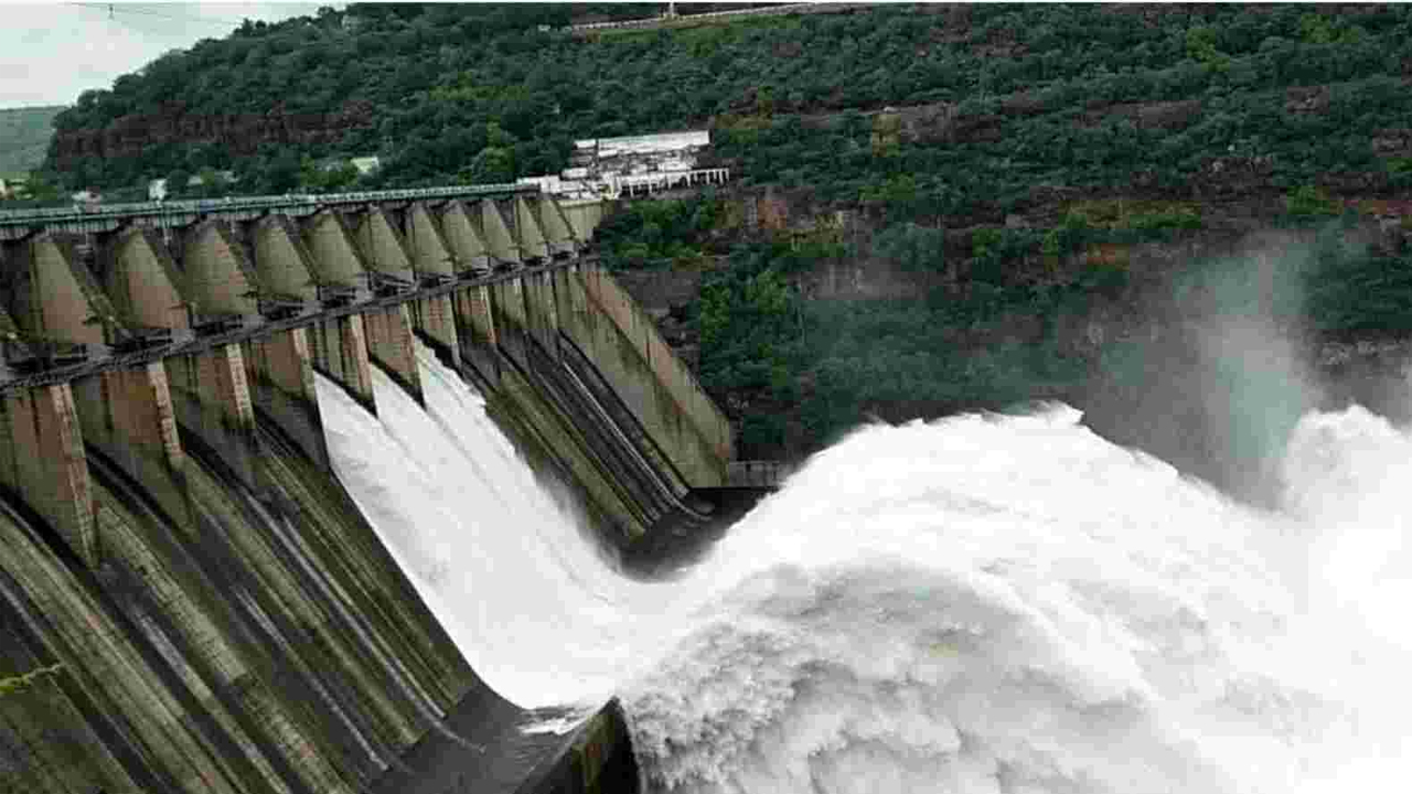 Srisailam Project | శ్రీశైలం ప్రాజెక్టు మూడుగేట్ల ఎత్తివేత.. సాగర్‌ వైపు కృష్ణమ్మ పరుగులు