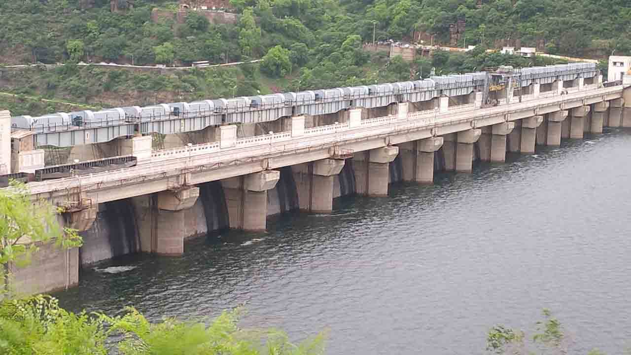 శ్రీశైలానికి పోటెత్తిన వరద