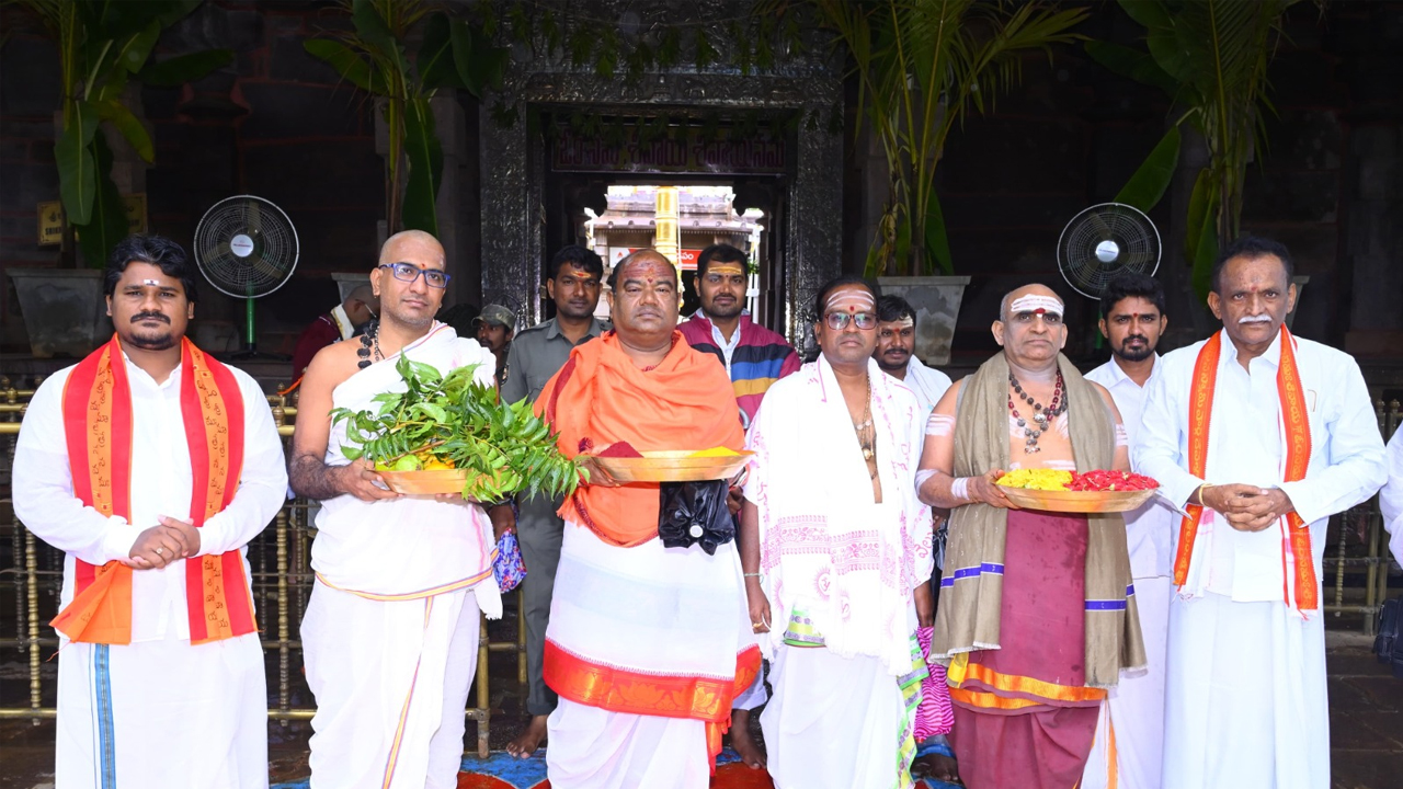 Srisailam Temple | అంకాళమ్మకు బోనం సమర్పించిన శ్రీశైల దేవస్థానం