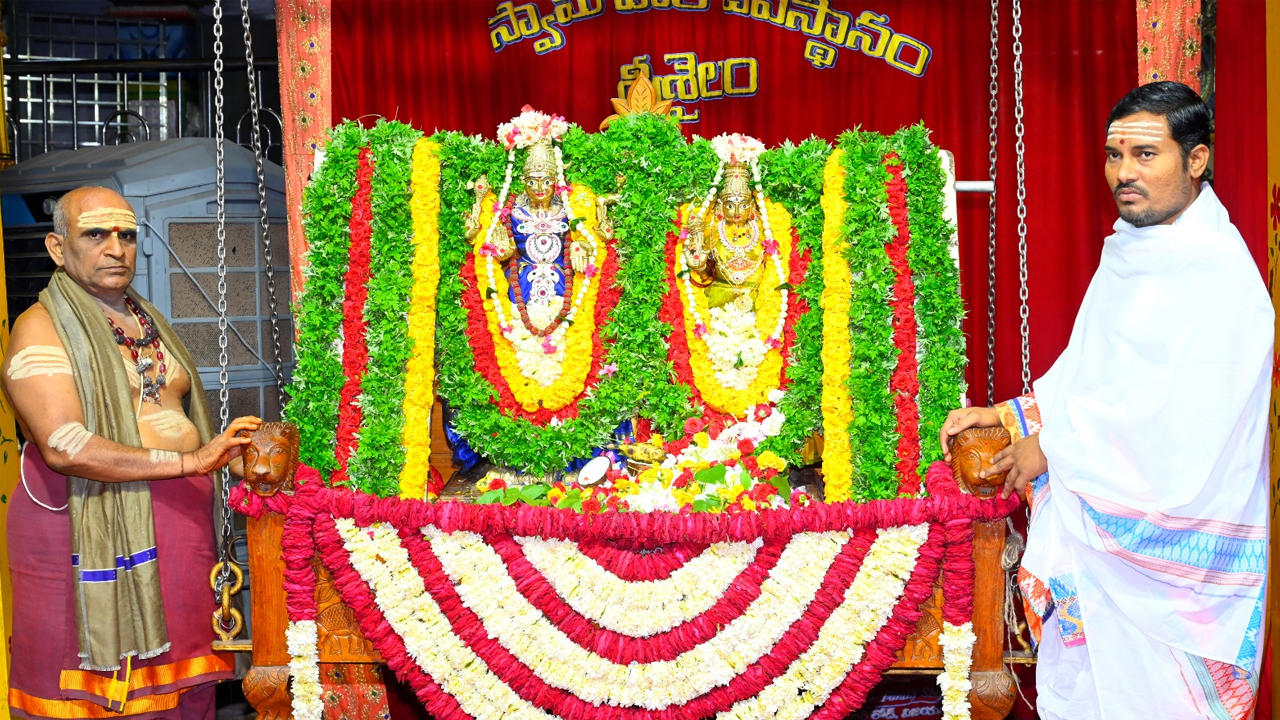 Srisailam | నేత్రపర్వంగా శ్రీశైల భ్రమరాంబ ఊయలసేవ..