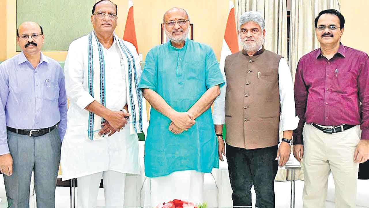 గవర్నర్‌తో మండలి చైర్మన్‌, స్పీకర్‌ భేటీ