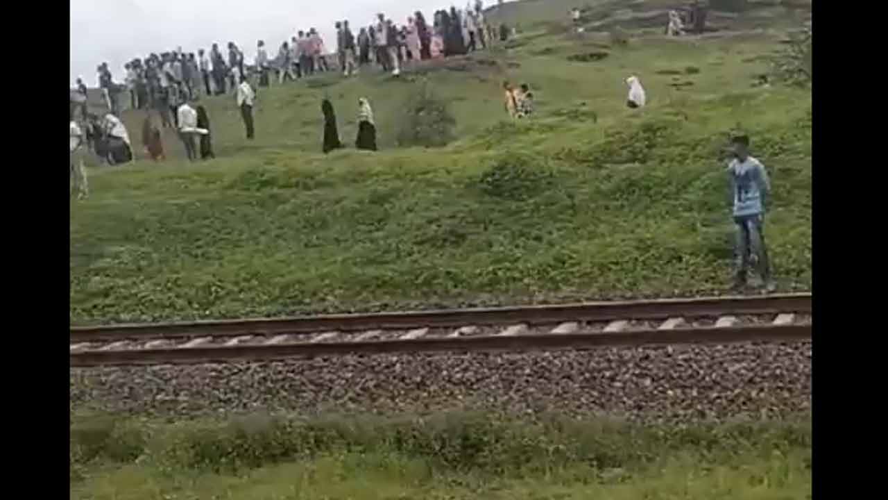 Attack on train | కదులుతున్న రైలుపై ఆకతాయిల రాళ్ల దాడి.. భయాందోళనకు గురైన ప్రయాణికులు