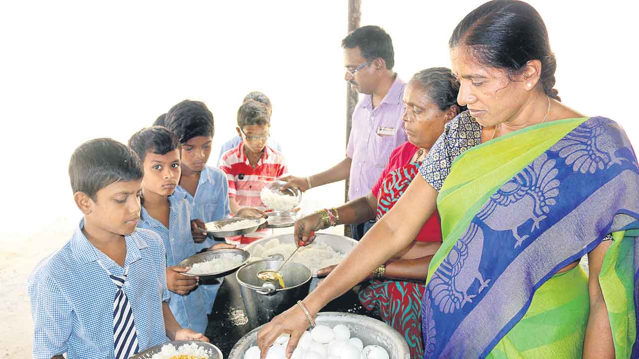 బిల్లులియ్యరూ.. బ్రేక్‌ఫాస్ట్‌ పెట్టరూ..