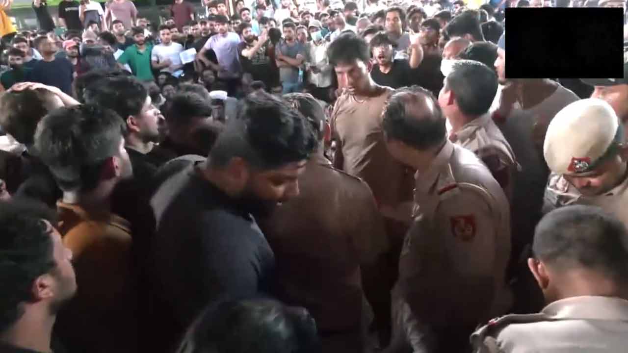 Students protest | కోచింగ్‌ సెంటర్‌ విషాదంపై ఢిల్లీలో ఆందోళనలు.. కరోల్‌బాగ్‌లో నిరసనకు దిగిన స్టూడెంట్స్‌.. Video