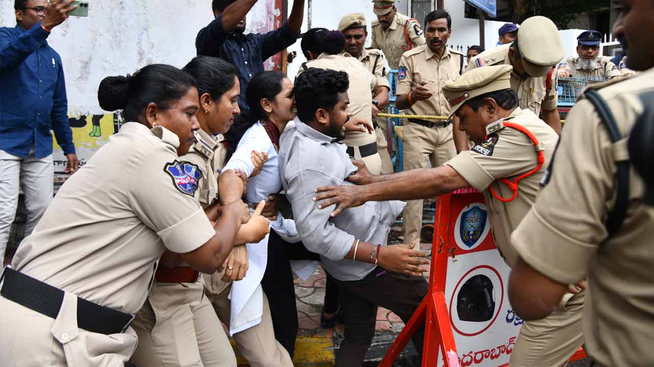 సర్కారు ఉక్కుపాదం