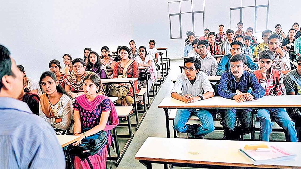 Fee Reimbursement | ఫీజు రీయింబర్స్‌మెంట్‌ పాయే.. ఆర్థిక భారం సాకుతో బకాయిల చెల్లింపునకు రేవంత్‌ సర్కార్‌ ఎగనామం!