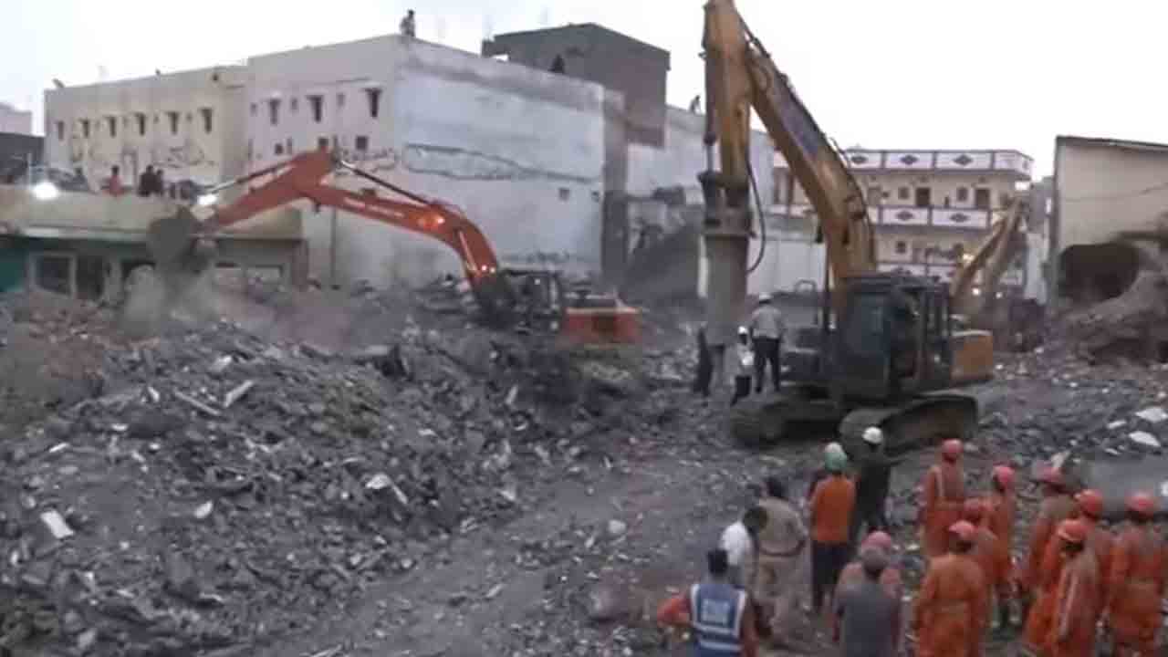 Building Collapse | సూరత్‌లో కుప్పకూలిన భవనం.. ఏడుగురు సజీవసమాధి