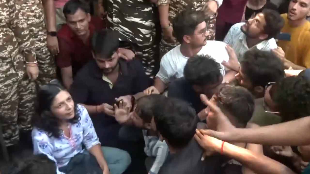 Civils students death | నీట మునిగిన కోచింగ్‌ సెంటర్‌ దగ్గరికి స్వాతిమాలివాల్‌.. ‘గో బ్యాక్‌’ అంటూ విద్యార్థుల నినాదాలు