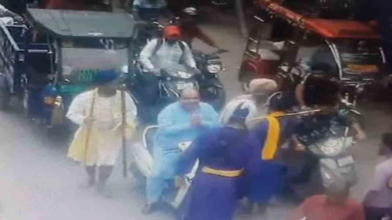 Sword Attack On Shiv Sena Leader | పంజాబ్ శివసేన నేతపై.. కత్తులతో దాడి చేసిన నిహాంగులు