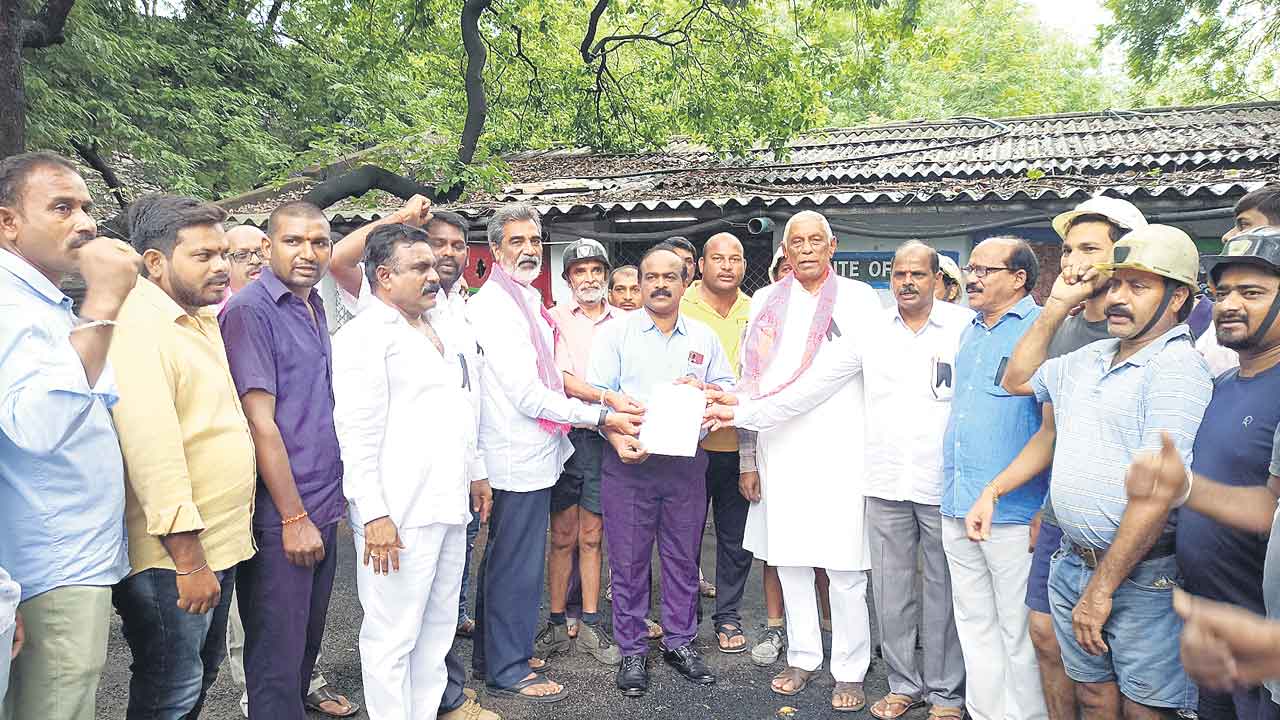 గనుల వేలం వద్దే వద్దు