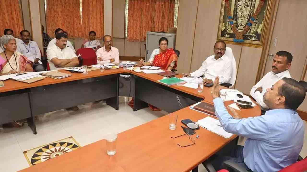 TTD | కాలిబాట భక్తులకు అధిక ప్రాధాన్యం.. అధికారులకు ఈఓ శ్యామలరావు ఆదేశం..!