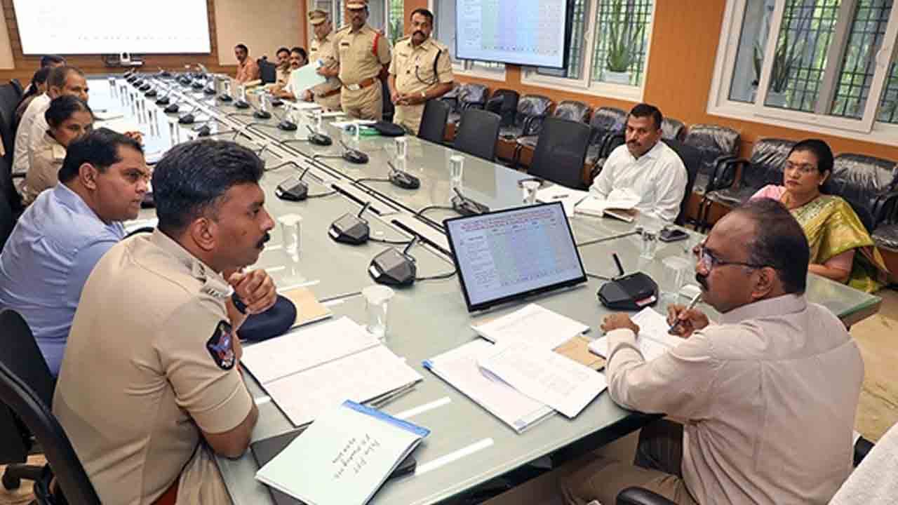 TTD EO | తిరుమలలో భక్తులను మోసగిస్తున్న దళారులపై చర్యలు : టీటీడీ ఈవో జె.శ్యామలరావు