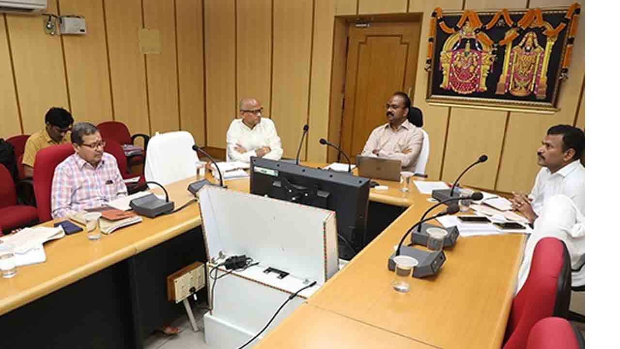 TTD EO | తిరుమల హోటళ్లలో వ్యర్థాలను పారవేసేందుకు డస్ట్‌ బిన్ల వ్యవస్థ తప్పనిసరి : టీటీడీ ఈవో